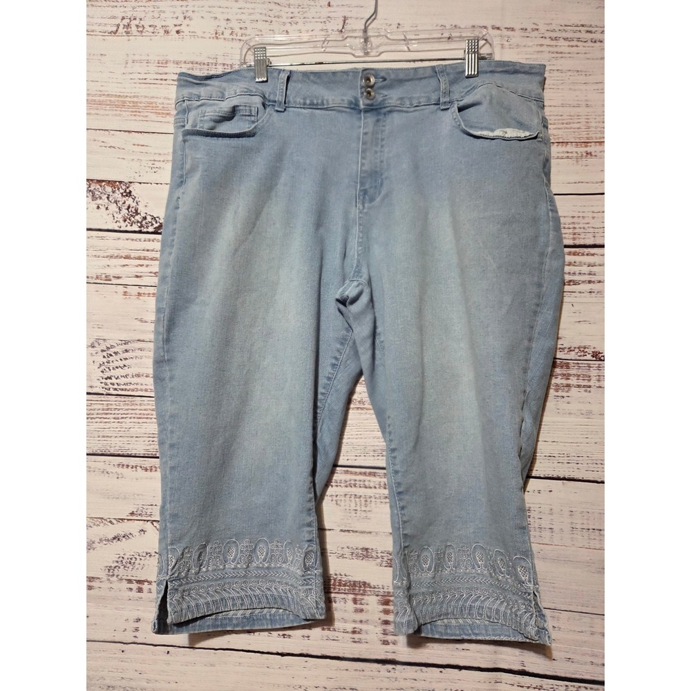 Sandpiper Womens Size 22W Light Wash Embroidered Hem Denim Capris Horseshoes